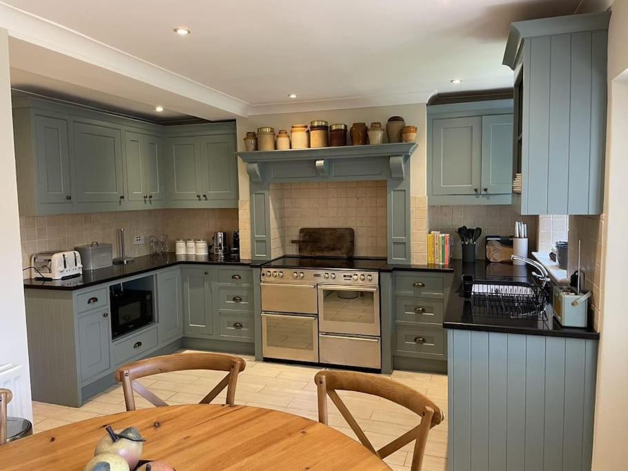 Holly Cottage, 2, Northbrook Park, Farnham-Up To 6 Adults 외부 사진