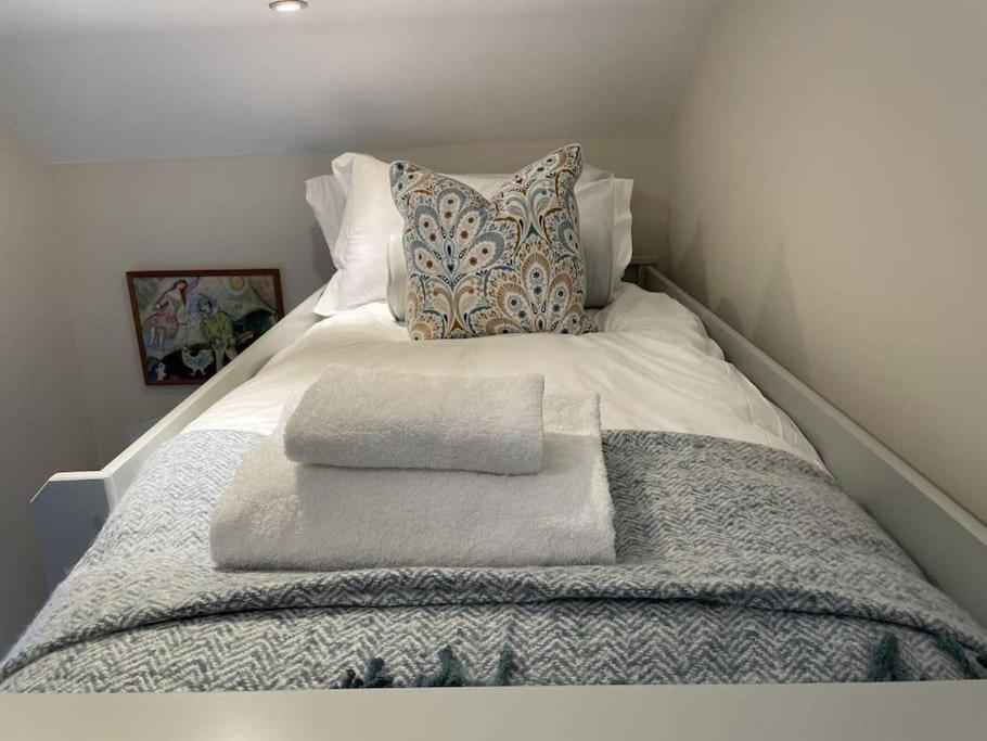 Holly Cottage, 2, Northbrook Park, Farnham-Up To 6 Adults 외부 사진