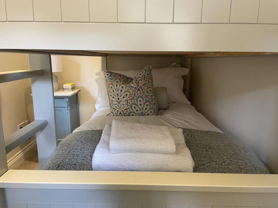Holly Cottage, 2, Northbrook Park, Farnham-Up To 6 Adults 외부 사진