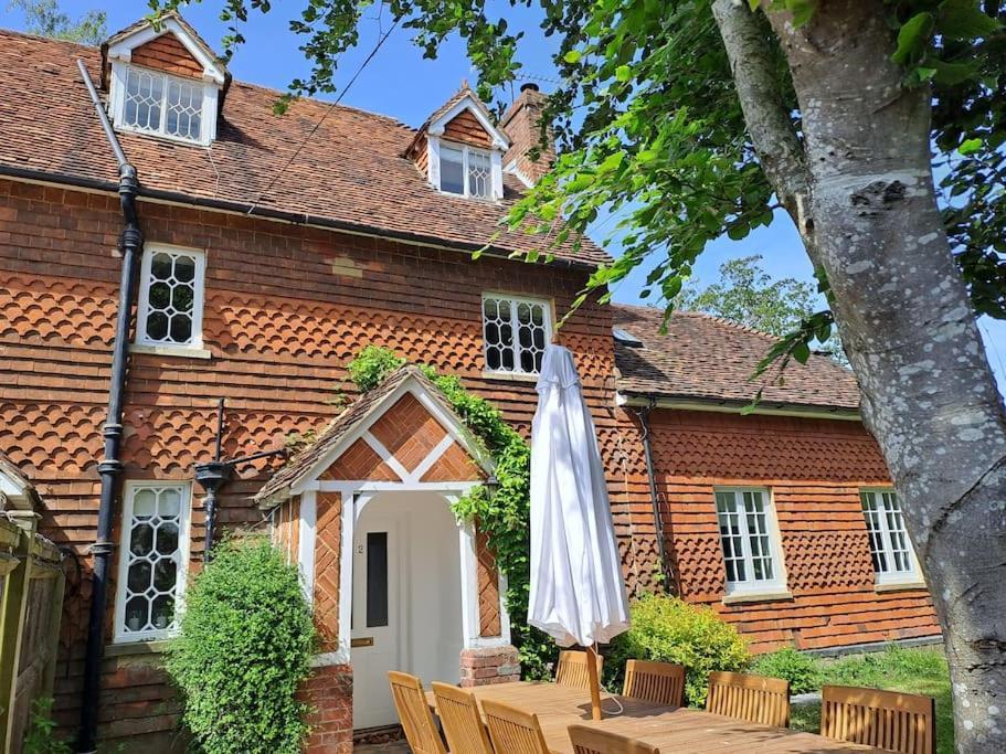 Holly Cottage, 2, Northbrook Park, Farnham-Up To 6 Adults 외부 사진