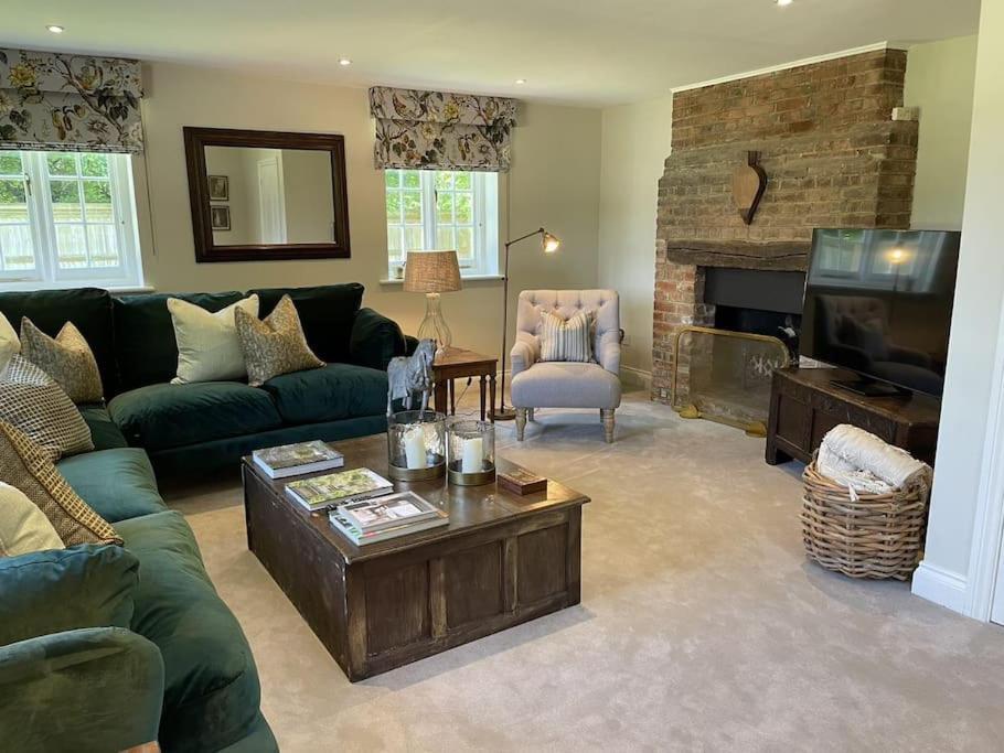 Holly Cottage, 2, Northbrook Park, Farnham-Up To 6 Adults 외부 사진